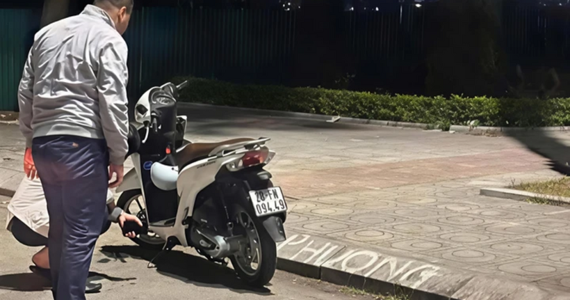 Xe máy của nghi phạm để lại ven đường ở Bắc Ninh.