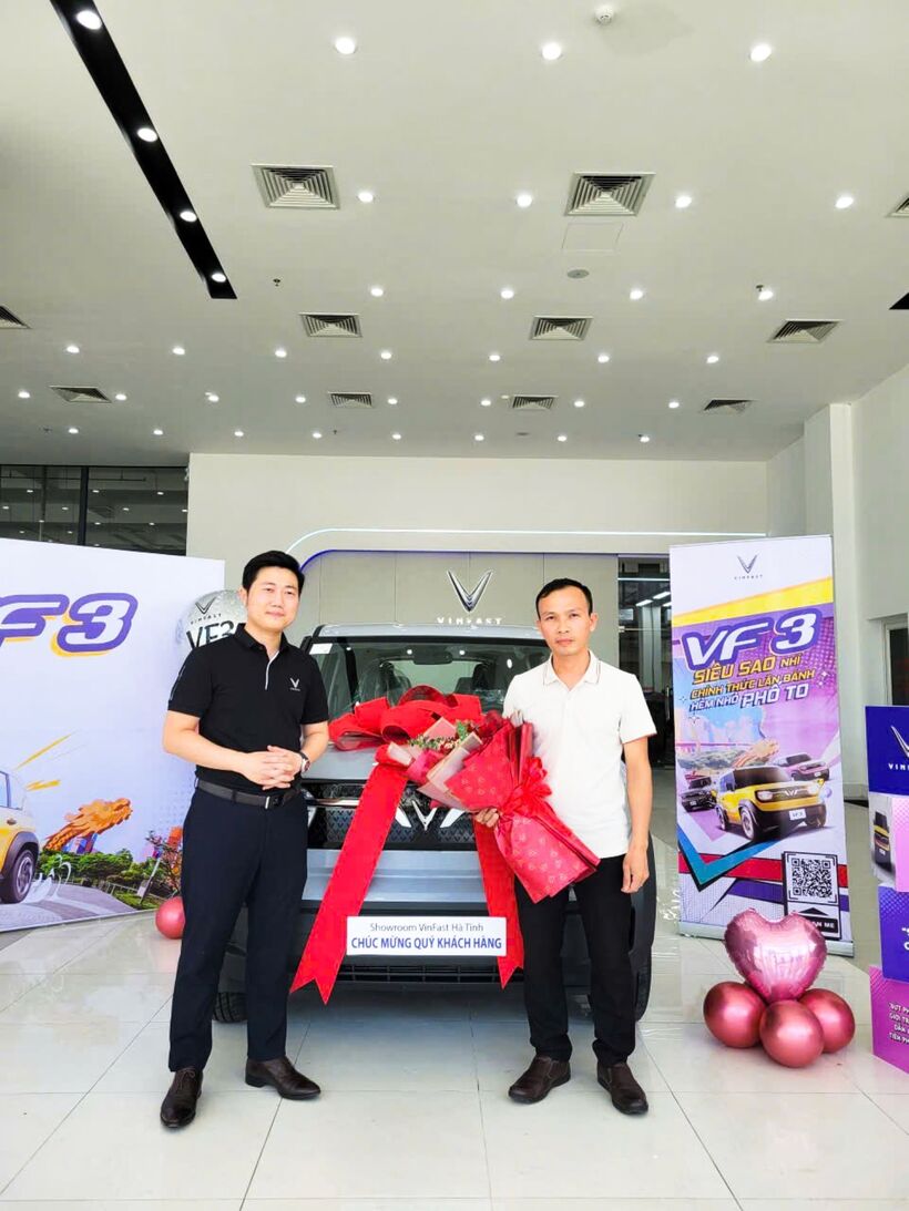 Gia đình anh Minh là một trong những khách hàng nhận bàn giao chiếc VF 3 sớm nhất.