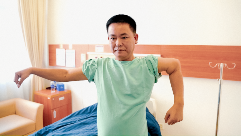 Tình trạng biến dạng khuỷu tay trước phẫu thuật.