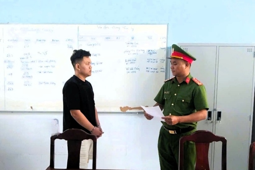 Điều tra viên đọc và giao Quyết định tạm giữ hình sự cho đối tượng. (Ảnh: Công an tỉnh Đồng Nai)