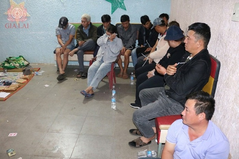 Các đối tượng tham gia đánh bạc trái phép dưới hình thức xóc bầu cua tại nhà trọ của bà Nguyễn Thị Phú