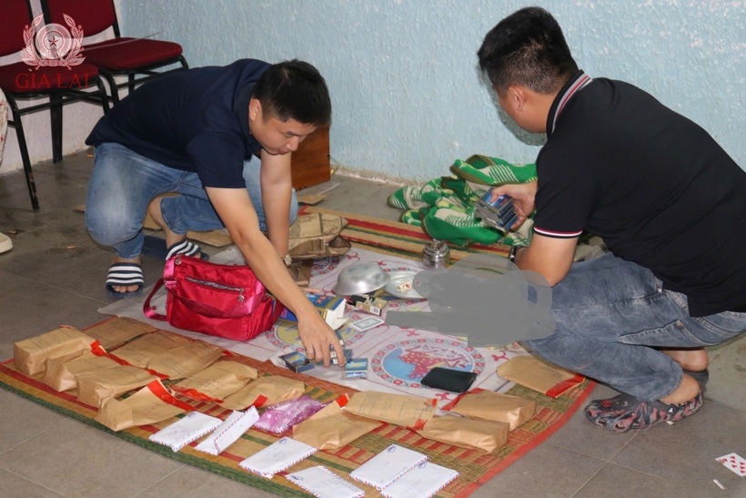 Các tang vật bị thu giữ trên chiếu bạc. Ảnh: Công an Gia Lai