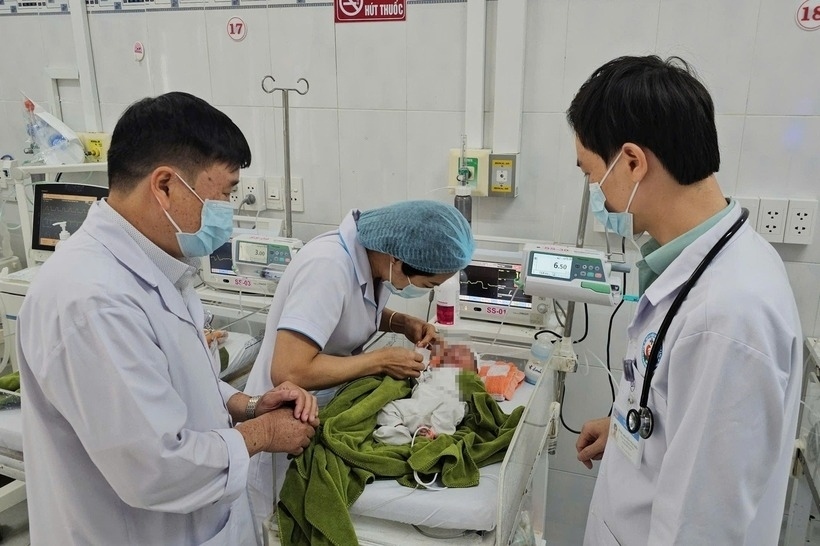 Các bác sĩ tích cực chăm sóc cho bé gái. (Ảnh: Dân trí).