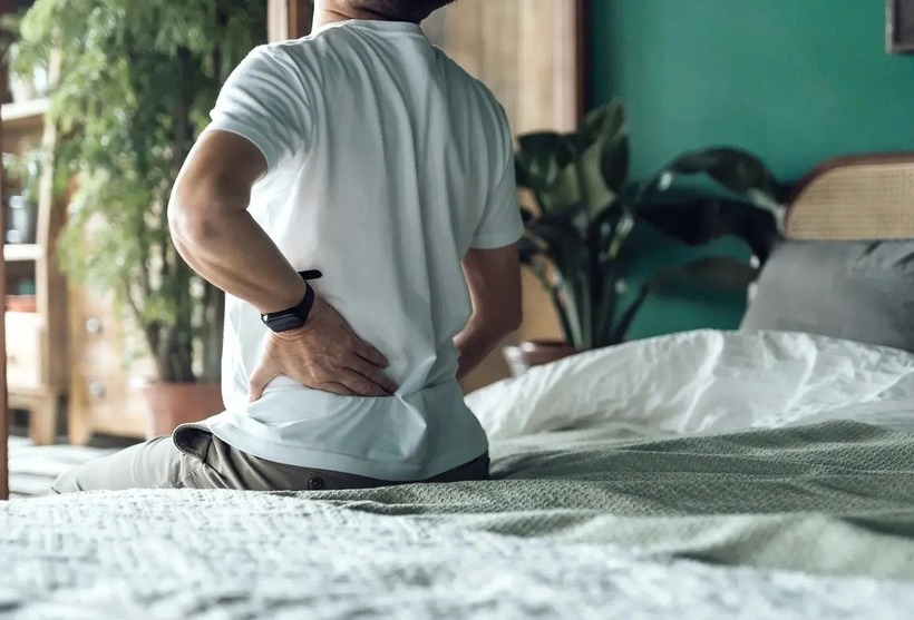 Suy thận có thể biểu hiện dưới dạng đau lưng dưới, đau ở vùng dưới xương sườn, hoặc thậm chí đau ở hai bên sườn.