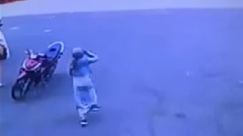"Nữ quái" bỏ trốn. Ảnh: PLO.