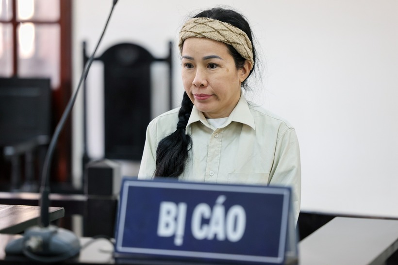 Hình ảnh chủ kênh YouTube Lan Đinh tại phiên xét xử liên quan các video về bà Nguyễn Phương Hằng - 2