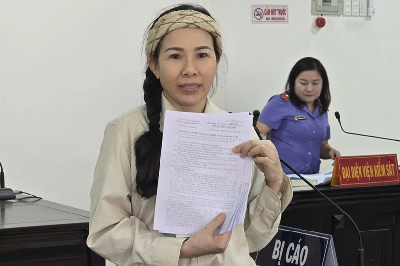 Hình ảnh chủ kênh YouTube Lan Đinh tại phiên xét xử liên quan các video về bà Nguyễn Phương Hằng - 5