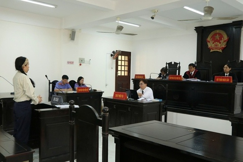 HĐXX thẩm tra lý lịch của bị cáo Lan
