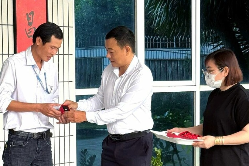 Tất cả người lao động làm việc liên tục đủ 15 năm sẽ được doanh nghiệp tặng quà lưu niệm là 1 chỉ vàng 18K. Ảnh: VnExpress.