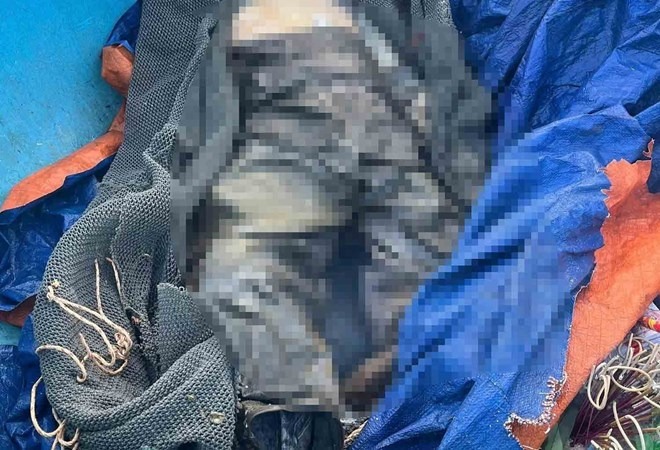 Phát hiện thi thể người đàn ông trôi dạt trên biển ở Hà Tĩnh. (Ảnh: Lao động)