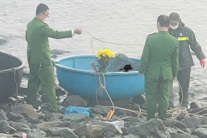 Công an xã Thiên Cầm tiến hành xác minh, bảo vệ hiện trường và phục vụ công tác điều tra. (Ảnh: Báo Hà Tĩnh)