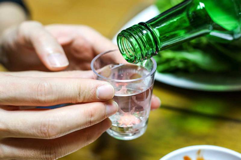 Sử dụng đồ uống có cồn hoặc các chất kích thích dễ gặp triệu chứng mất ngủ.