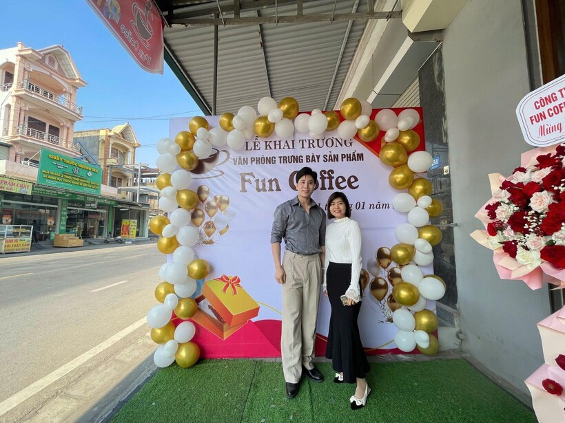 Nam Vương Nguyễn Minh Thiên cùng Doanh nhân Thanh Phượng trong sự kiện khai trương Fun Coffee
