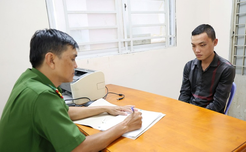 Trần Nguyễn Tuấn khai nhận tại Công an phường. Ảnh: Lao động