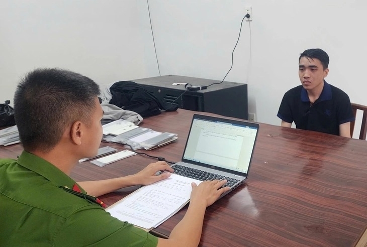 Trần Nhứt Phi tại cơ quan công an. Ảnh: Tuổi trẻ