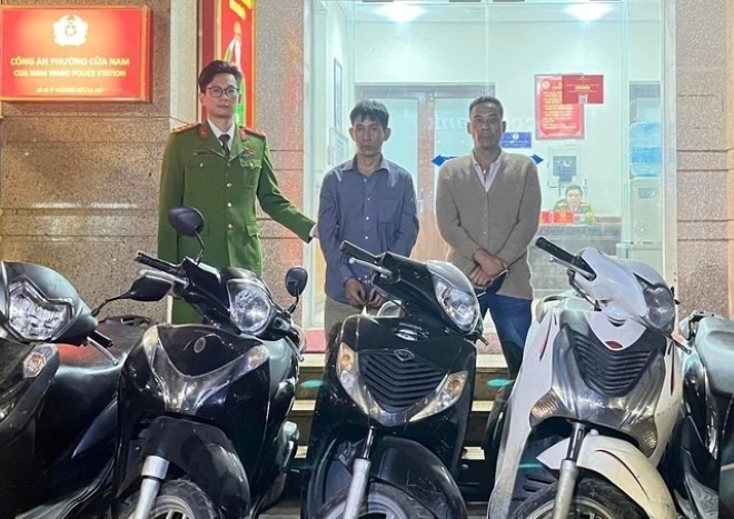 Hai đối tượng cùng tang vật vụ án. Ảnh: Sức khỏe và Đời sống