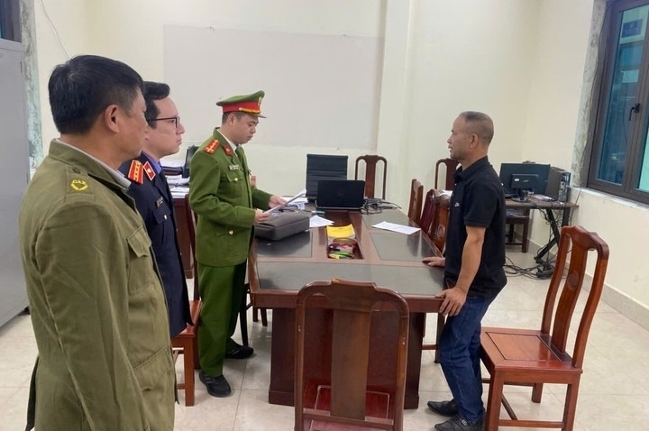 Lực lượng chức năng tống đạt các quyết định bắt giam Nguyễn Văn Hoài.Ảnh: VTC NEWS