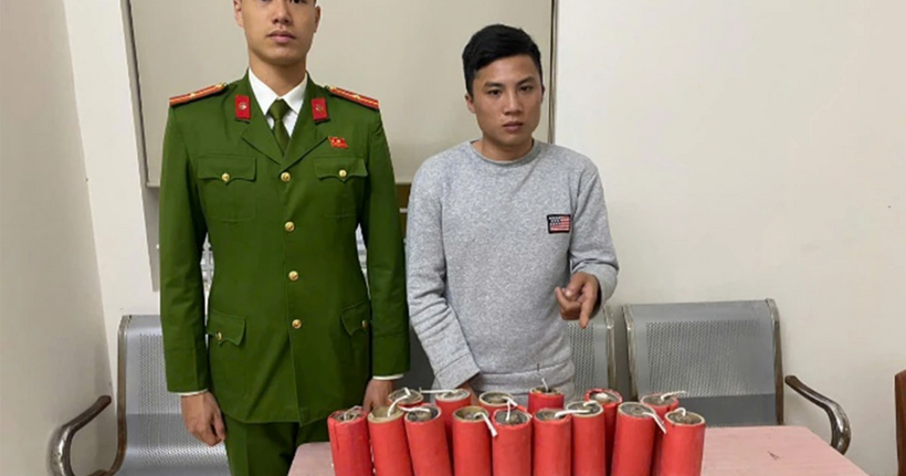 Lò Văn Hải cùng tang vật tại cơ quan công an.