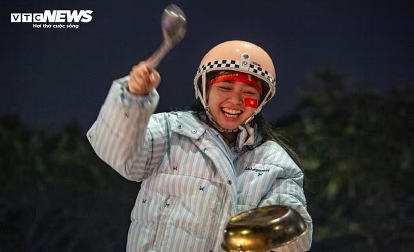 Để tạo âm thanh, mọi vật dụng đều được mang ra gõ, tạo không khí náo nhiệt. (Ảnh: VTC News).