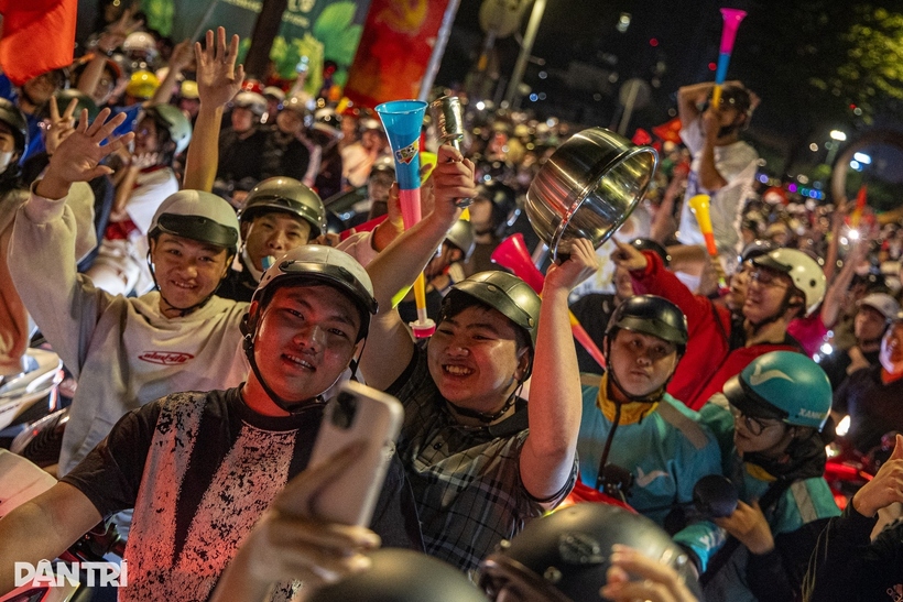 Không khí ăn mừng sôi động với những tiếng reo hò vang vọng kéo dài suốt đêm đến sáng. Mọi vật dụng dường như đều trở thành "đạo cụ" cổ vũ, tiếp thêm khí thế cho dòng người ăn mừng chiến thắng. (Ảnh: Dân trí).