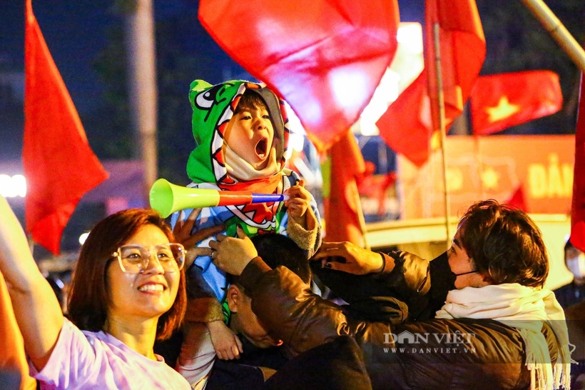 .... đến trẻ nhỏ, ai nấy đều hòa mình trong niềm vui chiến thắng của U23 Việt Nam trước một đối thủ được xem là rất mạnh của giải đấu năm nay. (Ảnh: Dân Việt).