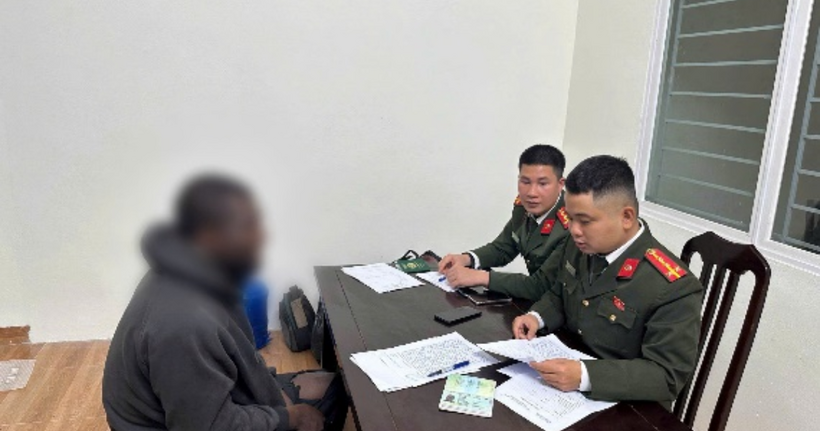 Cơ quan Công an làm việc với trường hợp vi phạm. (Ảnh: Công an Hà Nội)