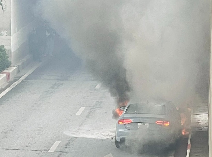 Chiếc xe bốc cháy ngùn ngụt. (Ảnh: Dân trí)