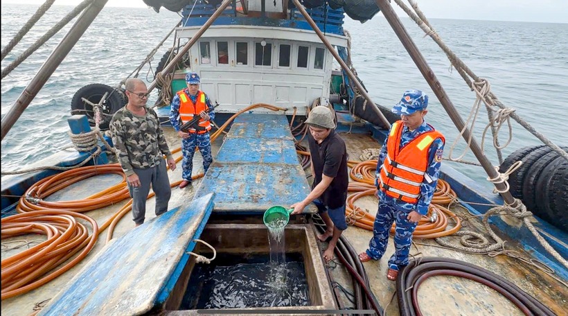 Lực lượng Bộ Tư lệnh Vùng Cảnh sát biển 4 kiểm tra hàng hóa trên tàu mang số hiệu TG 92232 TS. (Ảnh: Vùng cảnh sát biển 4)