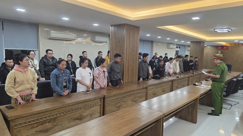 Cơ quan CSĐT Công an TP Đà Nẵng tống đạt quyết định khởi tố các đối tượng. (Ảnh: Công an TP.Đà Nẵng).