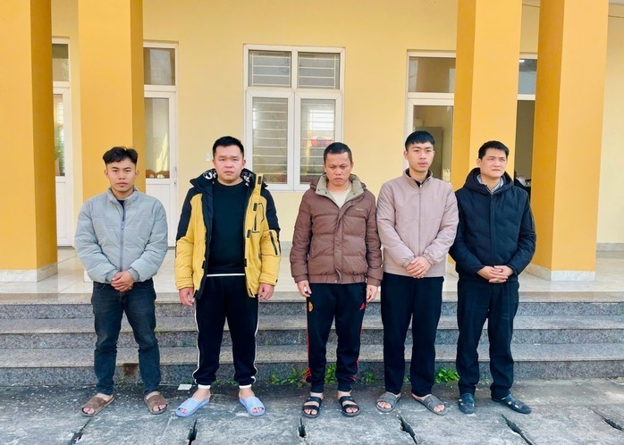 Từ trái qua: Nguyễn Bá Hưng, Huỳnh Minh Quốc Pháp cùng 3 thư ký đề liên quan.