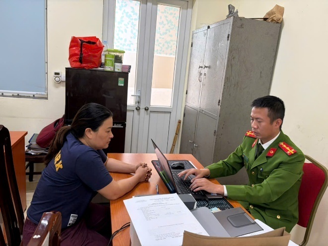 Từ trái qua: Nguyễn Bá Hưng, Huỳnh Minh Quốc Pháp cùng 3 thư ký đề liên quan.