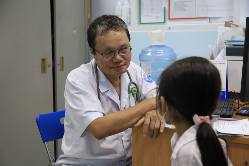 Bác sĩ Trương Hữu Khanh, chuyên gia dịch tễ học, nguyên Trưởng khoa Nhiễm - Thần kinh, Bệnh viện Nhi đồng I, TP.HCM. Ảnh: Dân Việt