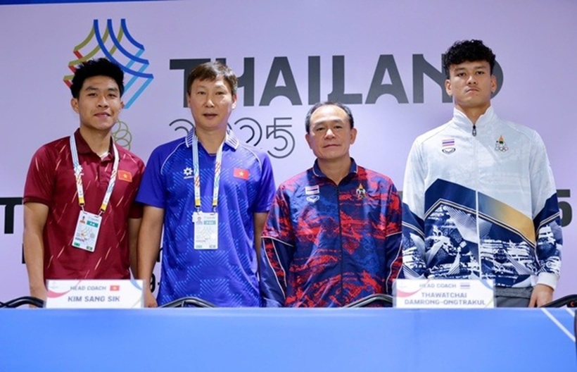 HLV Kim Sang-sik cùng Lý Đức chụp hình cùng HLV Thawatchai và trung vệ Chanapach. Ảnh: Thanh niên