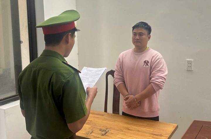 Đối tượng Lê Long Việt tại cơ quan công an. Ảnh: VTC News