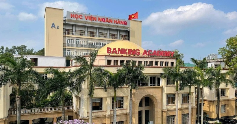 Học viện Ngân hàng, IELTS không được quy đổi trực tiếp thành điểm môn thi tiếng Anh mà được tính là một trong các tiêu chí cộng điểm khuyến khích. Ảnh: Báo Tuổi trẻ.