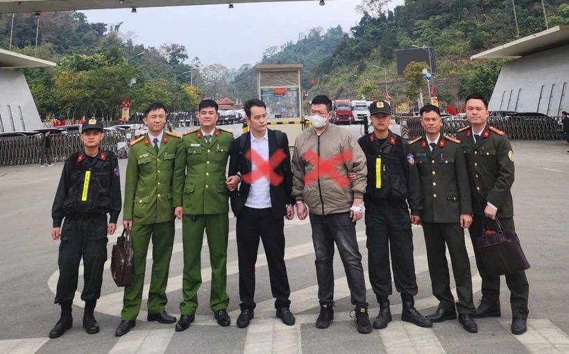 Công an tỉnh Bắc Ninh bàn giao 2 đối tượng truy nã quốc tế cho phía Trung Quốc. (Ảnh: Công an Bắc Ninh)