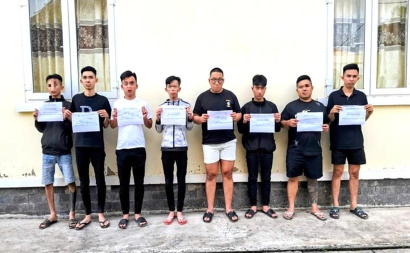 Thuận đứng ngoài cùng bên phải, cùng với nhóm nhập cảnh trái phép vào sáng 17/1. (Ảnh: Tuổi trẻ)