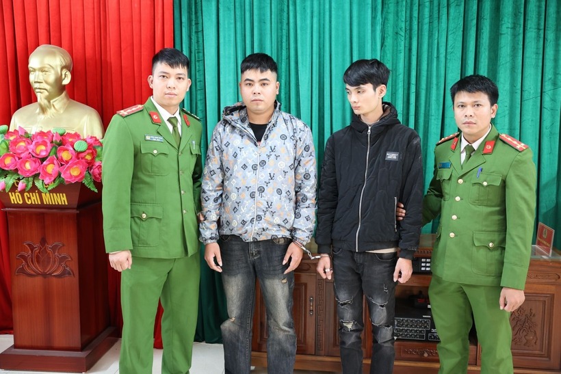 Đối tượng Nguyễn Hữu Tuấn (áo đen) và Vi Văn Mạnh (áo xám). (Ảnh: Công an tỉnh Ninh Bình)