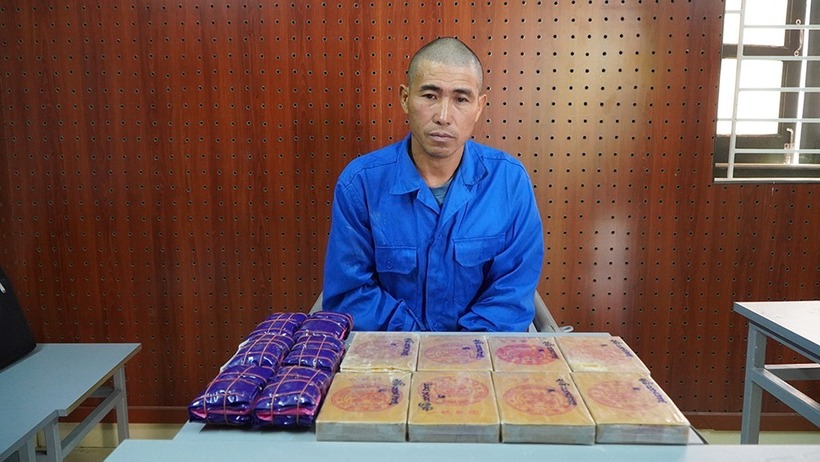 Bắt Tráng A Páo đối tượng vận chuyển 10 bánh ma túy ở Điện Biên. Ảnh: Báo Công an Nhân dân.