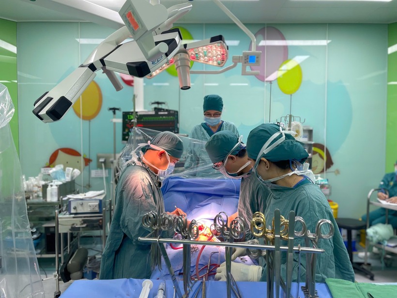Các bác sĩ Bệnh viện Nhi Đồng 2 phẫu thuật cho bệnh nhi. Ảnh: VTC News.