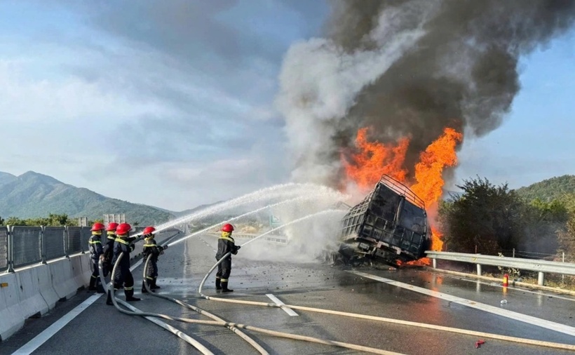 Thời điểm xe tải bị thiêu rụi. (Ảnh: Công an Khánh Hoà)