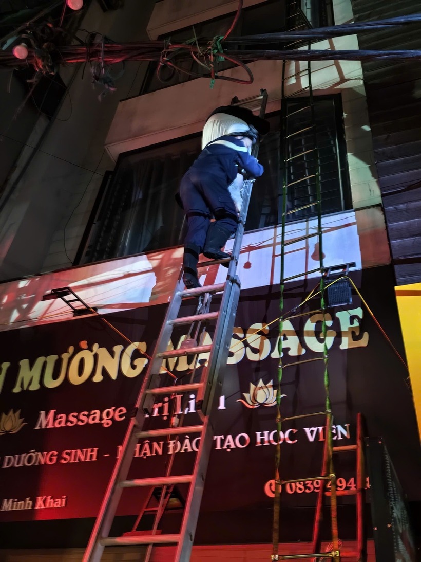 Hình ảnh CBCS hỗ trợ đưa người bị nạn qua thang bộ ra vị trí an toàn. (Ảnh: Tiền phong)