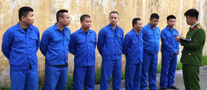 Các đối tượng trong đường dây tổ chức đánh bạc và đánh bạc dưới hình thức cá độ bóng đá trên không gian mạng. (Ảnh: Công an tỉnh Ninh Bình)