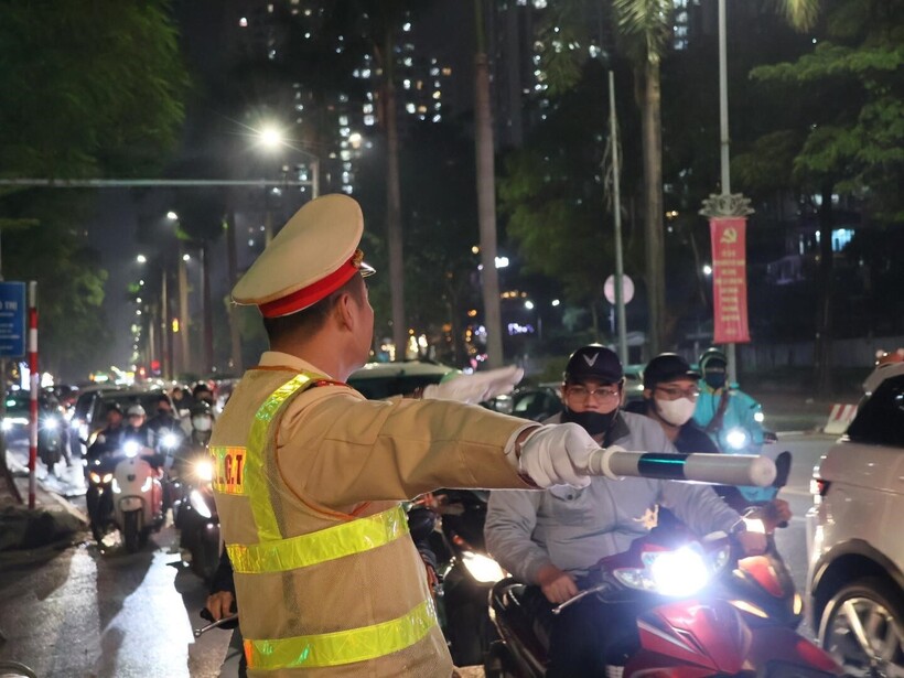 Lực lượng CSGT triển khai phương án phân luồng thành nhiều lớp, duy trì TTATGT.