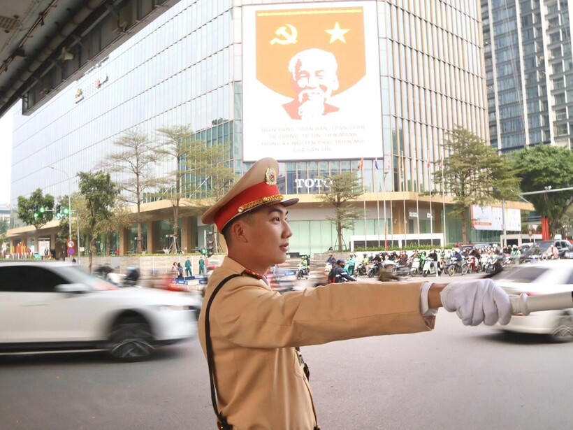 CSGT hướng dẫn các phương tiện di chuyển theo phương án của Công an Thành phố.