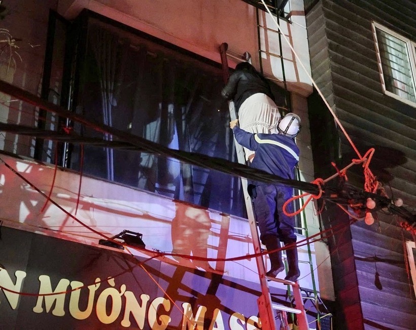Lực lượng chức năng kịp thời tiếp cận các tầng cao, đưa 1 người mắc kẹt xuống mặt đất an toàn. (Ảnh: Báo Văn Hóa)