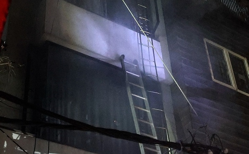 Khói bốc lên từ ngôi nhà xảy ra cháy. (Ảnh: TTXVN)