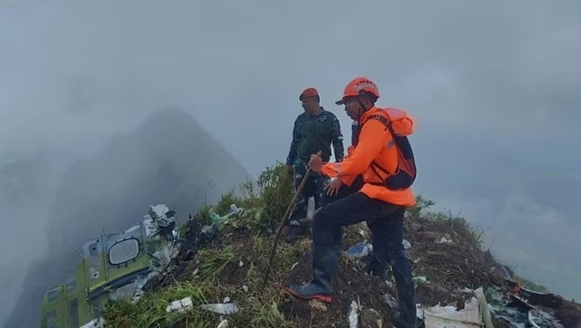 Lực lượng cứu hộ Indonesia phát hiện các mảnh vỡ rải rác gần đỉnh núi Bulusaraung (Ảnh: Daily News).