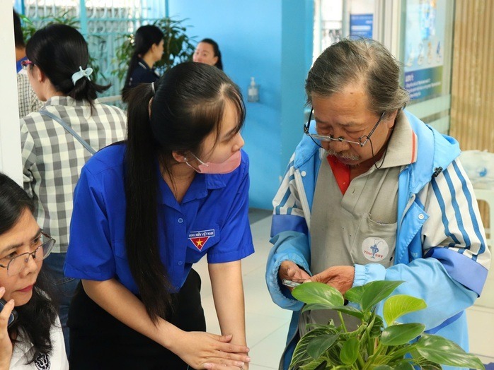 Người dân TP.HCM khám bệnh BHYT tại Bệnh viện Y học cổ truyền TP.HCM. (Ảnh: Người lao động)