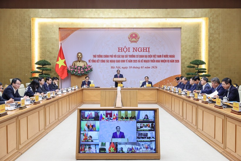 Thủ tướng chủ trì Hội nghị trực tuyến với các Đại sứ, Trưởng Cơ quan đại diện Việt Nam ở nước ngoài về tổng kết công tác ngoại giao kinh tế năm 2025 và triển khai nhiệm vụ năm 2026, tối 10/1 (Ảnh: VGP).